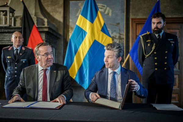 Bundesverteidigungsminister Boris Pistorius und sein schwedischer Amtskollege Pal Jonson unterzeichnen in Stockholm im Schloss Karlberg eine Absichtserklärung. - © Kay Nietfeld/dpa