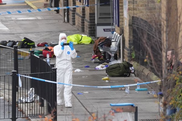 Am Bahnhof der Stadt Huntingdon dauern die Ermittlungen an. - © Joe Giddens/PA Wire/dpa