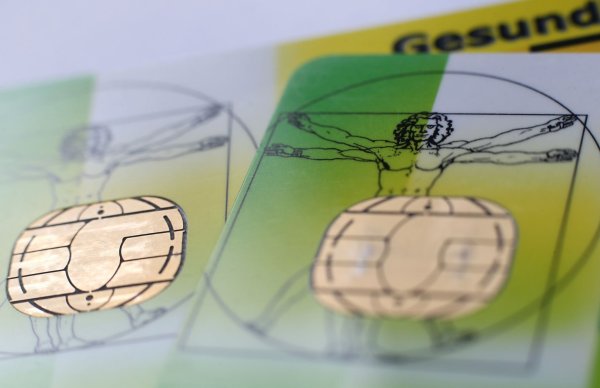 Das Kabinett hat ein Sparpaket von zwei Milliarden Euro auf den Weg gebracht, das den Druck für neue Erhöhungen zum 1. Januar 2026 auflösen soll. (Symbolbild) - © Karl-Josef Hildenbrand/dpa