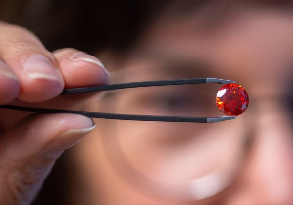 Ein Diamant aus Asche kostet mehrere tausend Euro. (Archivbild) - © Harald Tittel/dpa