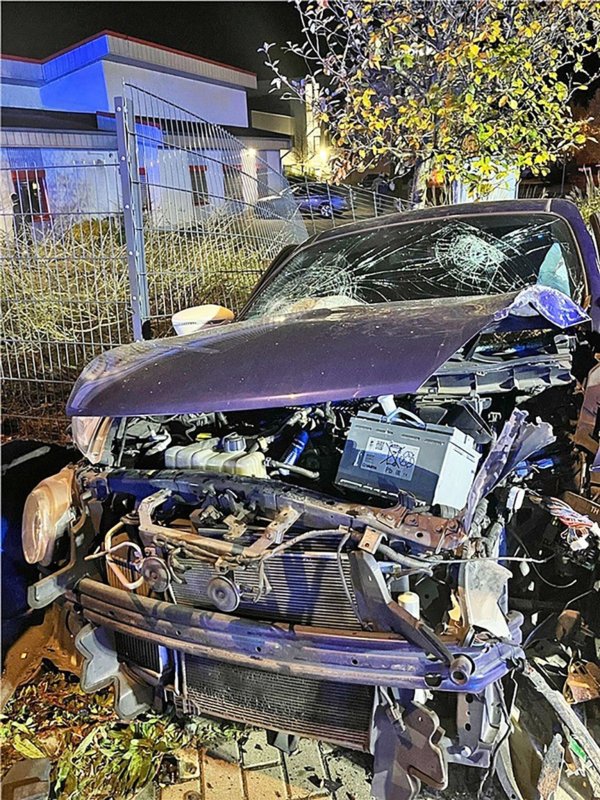 Ein Fahrer verliert am Steuer die Kontrolle, das Auto prallt gegen einen Ampelmast: Zwei Menschen werden schwer verletzt. - © Kreispolizeibehörde Mettmann/dpa