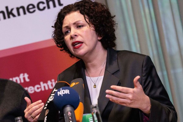 Co-Chefin Amira Mohamed Ali lässt offen, ob sie weiterhin an der Parteispitze stehen will. - © Carsten Koall/dpa