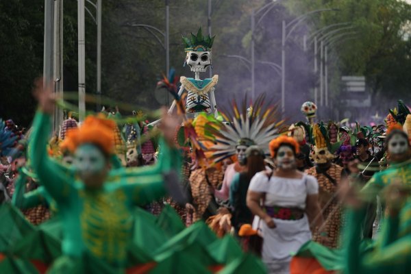 Mehr als 8.000 Darsteller zogen durch die Straßen. - © Claudia Rosel/AP/dpa