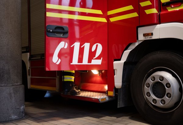 Mit Atemschutzanzügen nähern sich die Einsatzkräfte dem undichten Tank. (Symbolbild) - © Niklas Treppner/dpa