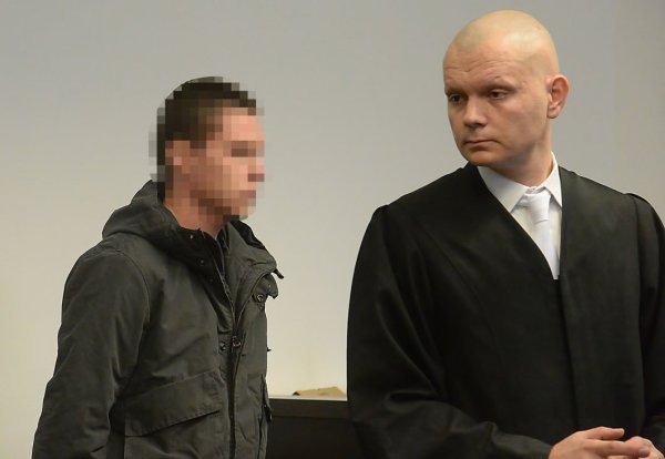 Der Angeklagte (links) vor dem Gericht in Paderborn. - © MARC KÖPPELMANN