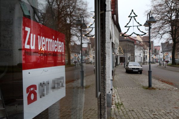 Warten auf den neuen Mieter: auch in der Mittelstraße in Horn ist längst nicht mehr jedes Ladenlokal belebt. - © Bernhard Preuss