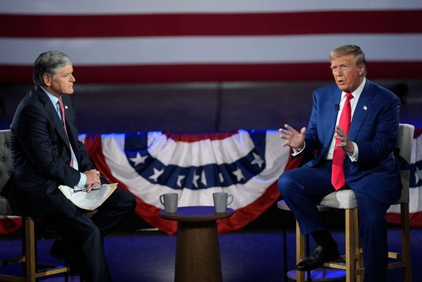 Trump hat Hannity schon öfter Interviews gegeben - auch im Wahlkampf. (Archivbild) - © Evan Vucci/AP