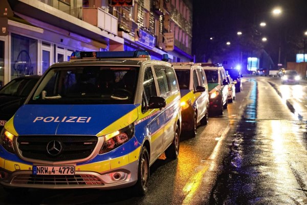 Unter anderen im Wuppertal war die Polizei mit zahlreichen Kräften im Einsatz. - © Gianni Gattus/dpa