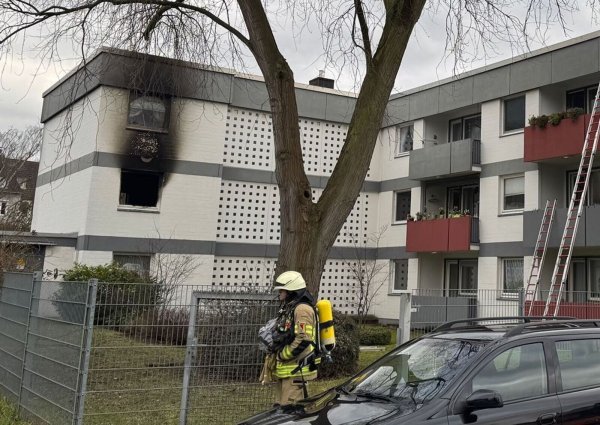 Die Feuerwehr im Einsatz am Brandort in Köln. Bei dem Feuer starben zwei Menschen. - © Vincent Kempf/dpa