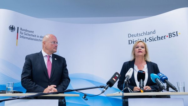 Der ehemalige BSI-Präsident Arne Schönbohm klagt gegen das Bundesinnenministerium (Archivbild). - © Rolf Vennenbernd/dpa