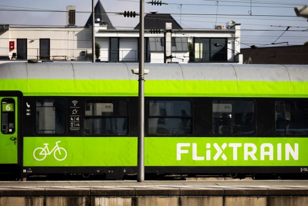 Ein Flixtrain im Kölner Hauptbahnhof (Archivbild). - © Rolf Vennenbernd/dpa