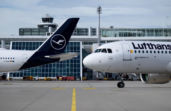 Flugzeuge der Lufthansa am Flughafen München auf dem Rollfeld. (Symbolbild) - © Sven Hoppe/dpa