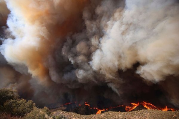 Ein Großbrand in Südkalifornien schlägt Tausende Anwohner in die Flucht. - © Ethan Swope/FR171736 AP/AP/dpa