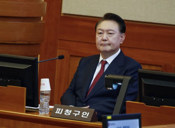 Die Ermittler der Anti-Korruptionsbehörde CIO haben den Fall Yoon Suk Yeol an die Staatsanwaltschaft übergeben. - © JEON HEON-KYUN/Pool EPA/AP/dpa