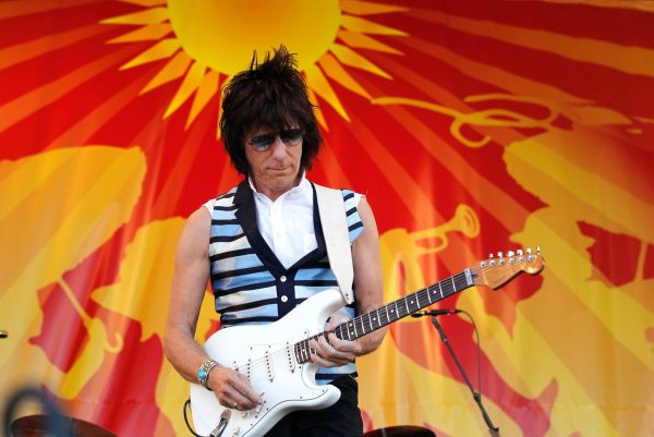 Jeff Beck gilt als einer der großartigsten Gitarristen der Musikgeschichte - © Gerald Herbert/AP