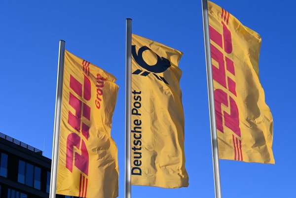 Eine Fahne der DHL-Brieftochter Deutsche Post weht vor der Bonner Konzernzentrale an einem Mast. (Archivfoto) - © Wolf von Dewitz/dpa