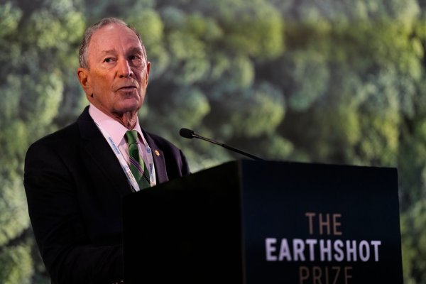 Der Milliardär Michael Bloomberg will mit seiner Stiftung für die Klimaverpflichtungen der USA aufkommen. (Archivbild) - © Alastair Grant/Pool AP/dpa