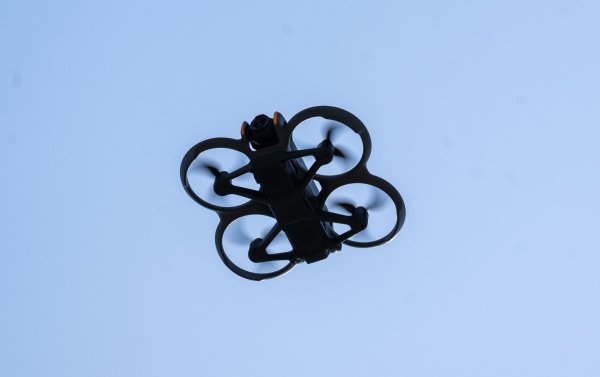 Eine Drohne mit einer Kamera fliegt durch die Luft. (Symbolbild) - © Monika Skolimowska/dpa
