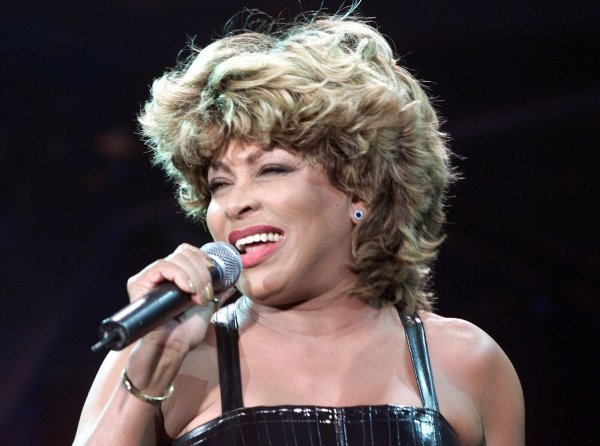 Auch weit nach ihrem Tod begeistert die Musik von Tina Turner die Fans. (Foto aus dem Jahr 2000) - © Stefan Hesse/dpa