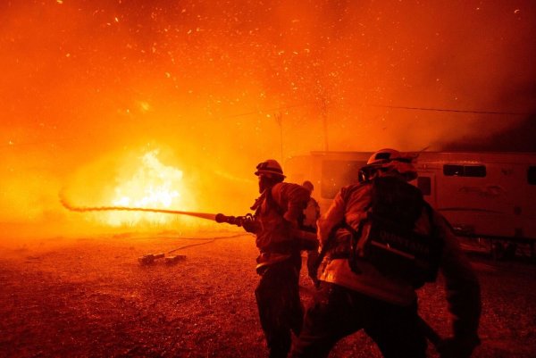 Ein neuer Flächenbrand, der sich rasch ausbreitet, hat in Südkalifornien Tausende Menschen in die Flucht getrieben. - © Ethan Swope/AP/dpa