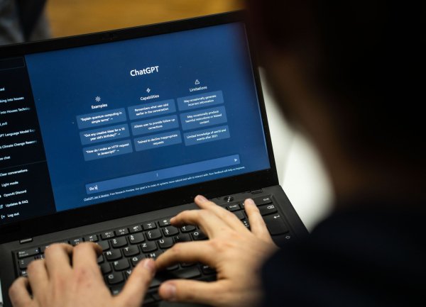 Der KI-Chatbot ChatGPT von Entwickler OpenAI war teilweise gestört. - © Frank Rumpenhorst/dpa