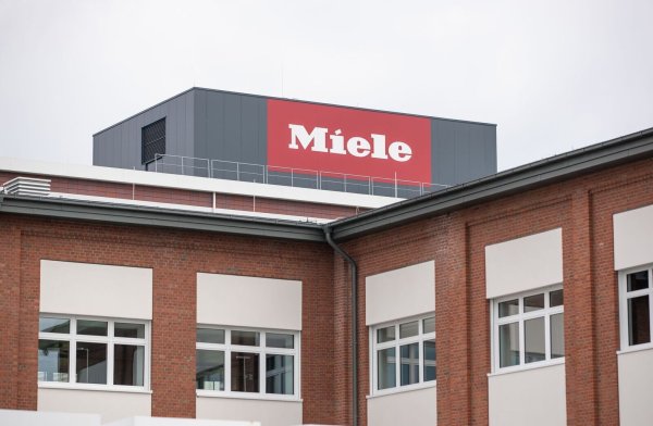 Das Firmenlogo des Hausgeräte-Herstellers Miele, bei dem ein Stellenabbau läuft. - © Friso Gentsch/dpa