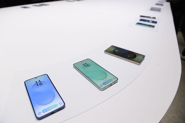 Neues Jahr, neues Galaxy S: Mit dem S25 (links), dem S25+ (Mitte) und dem S25 Ultra (links) hat Samsung die neuen Smartphone-Spitzenmodelle vorgestellt. - © Andrej Sokolow/dpa-tmn/dpa