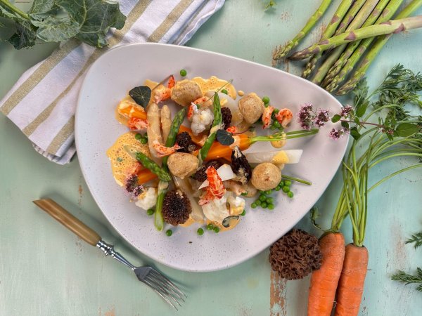 In Jörg Färbers Leipziger Allerlei kommen zu Morcheln und Flusskrebsschwänzen außerdem Blumenkohl, Erbsen, Möhren, Kohlrabi, grüner Spargel und Semmelklößchen auf den Teller. - © Jörg Färber/BuchVerlag Leipzig/dpa-tmn