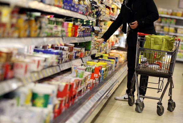 Im Supermarkt ist vieles teurer geworden. - © Oliver Berg/dpa