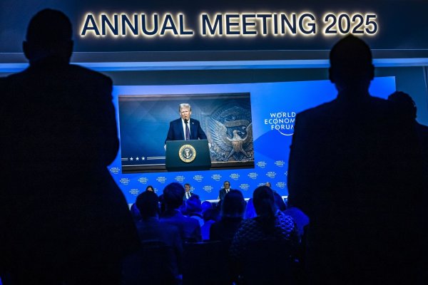 Drei Tage nach seinem Amtsantritt ließ sich Trump beim Weltwirtschaftsforum zuschalten. - © Michael Buholzer/KEYSTONE/dpa