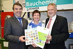 Franz Schaper mit seiner Ehefrau Claudia Schaper und Iwer Jensen (von links). - © Foto: Blum