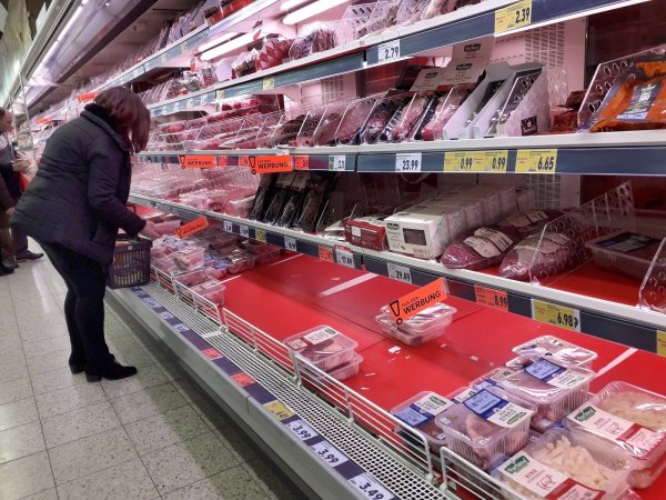 Ausgedünnt: Die Regale eines Kaufland-Lebensmittelmarktes. Vor allem bei Konserven, Nudeln, anderen länger haltbaren Lebensmitteln, Milch und Hygieneartikeln scheinen viele Kunden zu hamstern und kaufen mehr, als üblich wäre. - © Imago Images