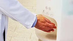 Händeschüttel-Verbot in Kliniken - © Detmold