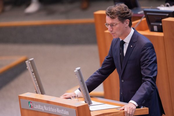 Ministerpräsident Hendrik Wüst will den Landtag am Mittwoch über Konsequenzen aus dem Fall Solingen unterrichten. (Archivbild) - © Rolf Vennenbernd/dpa