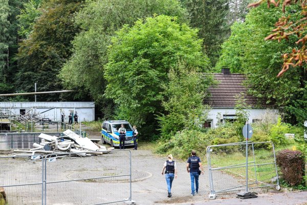 Zeugen hörten Schreie: In einer ehemaligen Brauerei in Iserlohn sollen mehrere Männer einen 30-Jährigen misshandelt haben. - © Alex Talash/dpa