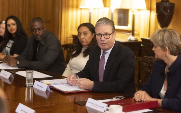 Gemeinsam mit Idriss Elba und Angehörigen von Opfern stellt Premier Starmer eine neue Initiative gegen Messergewalt vor. - © Ian Vogler/Daily Mirror/PA Wire/dpa