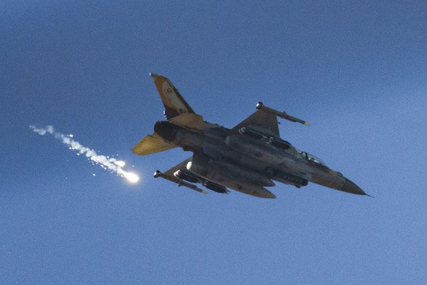Immer wieder greift Israel laut Beobachtern Ziele in Syrien an. (Archivbild) - © Leo Correa/AP/dpa
