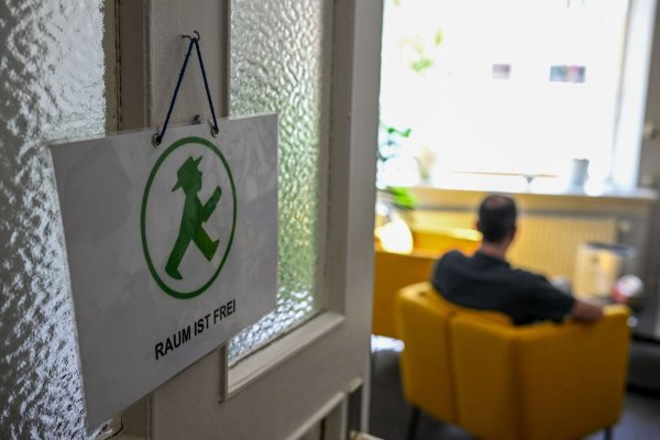 Offene Türen, neue Perspektiven: Suizidalität nicht totschweigen, sondern darüber reden. - © Jens Kalaene/dpa/dpa-tmn