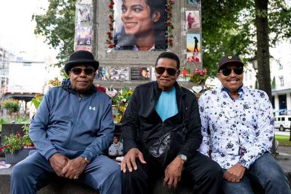 Tito, Jackie und Marlon Jackson haben anlässlich ihres Deutschlandkonzerts in München erstmals das Denkmal für ihren Bruder Michael besucht, der 2009 starb. - © Lennart Preiss/dpa
