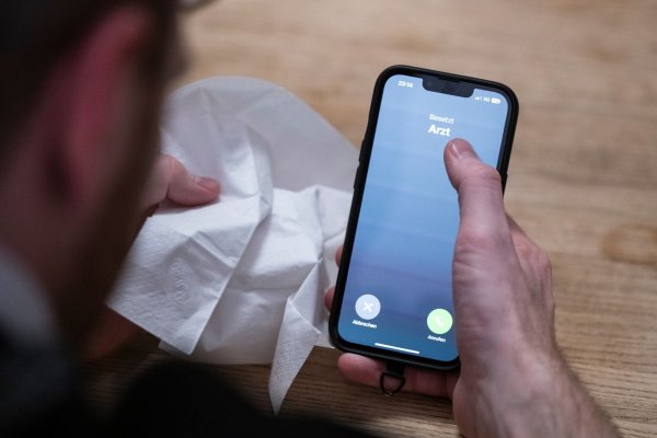 Man muss sich nicht ins Wartezimmer schleppen: Auch telefonisch kann man sich krankschreiben lassen. - © Hannes P. Albert/dpa