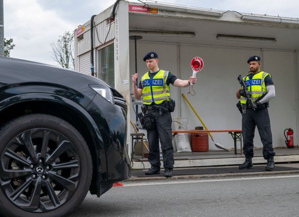 Grenzkontrollen der Bundespolizei am Grenzübergang der Autobahn A8 zwischen Österreich und Deutschland nahe Salzburg (Archivbild) - © Peter Kneffel/dpa