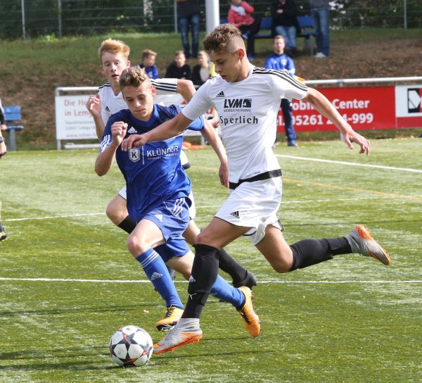 Ali-Obaed vom TBV Lemgo (vorn) im Zweikampf mit Marco Buschmann vom SV Kutenhausen-T. - © Paul Cohen