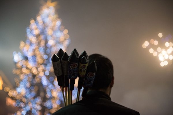 Kleine Raketen und Batteriefeuerwerk der Kategorien F1 und F2 sind in Deutschland an Silvester nach dem Sprengstoffgesetz erlaubt. - © Lino Mirgeler/dpa/dpa-tmn