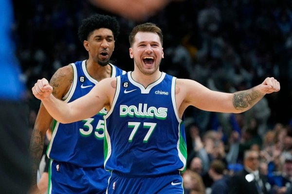Luka Doncic hat mit 60 Punkten die bisherige Mavs-Bestmarke von Dirk Nowitzki überboten. - © Lm Otero/AP/dpa