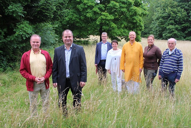 Freuen sich über den Kaufvertrag: (von links) Sukadev Volker Bretz, Arne Brand, Jürgen Hoppe (Leiter des Fachbereichs Liegenschaften beim Landesverband), Susanne de Quastenit (BKK Verkehrsbau Union), Narendra Godehard Hübner, Inka Aichinger und Rolf Heye Leonhardt (alle vom Yoga Vidya). - © Michaela Weiße