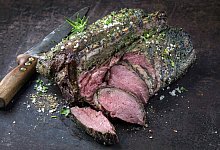 Saddle of Venison on old Metal Sheet - picture alliance / Zoonar