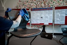 Putzen in Schulen - picture alliance/dpa