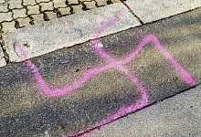 Hakenkreuz auf Gehsteig gesprayt *** Swastika sprayed on sidewalk Copyright xKTHx ALLAT927446 - imago/allOver