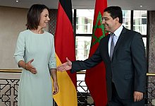 Bundesau&szlig;enministerin Annalena Baerbock wird in Rabat von ihrem Amtskollegen Nasser Bourita empfangen. - Britta Pedersen/dpa