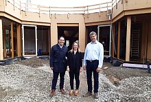 Borzoo Afshar (von links) und Jenni Kran vom Architekturb&uuml;ro Next sowie Projektleiter Lars Kruel arbeiten daran, dass die Kinder im Herbst in den Neubau einziehen k&ouml;nnen. - Carolin Jenkner-Kruel